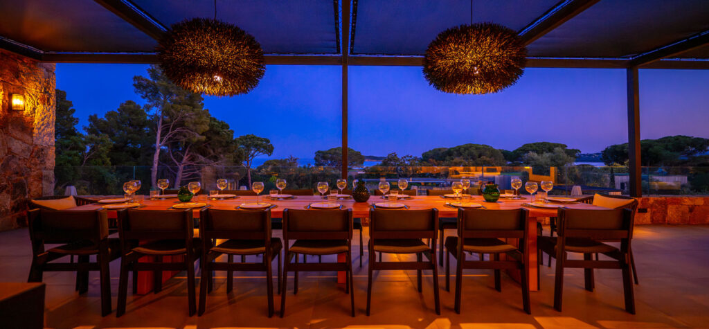 Grande table en terrasse le soir