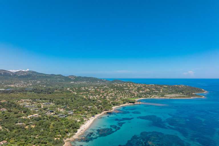 Côte de Corse du Sud vue du ciel, baie et plage