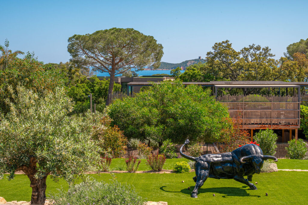 Sculpture de taureau dans le jardin de l'hôtel