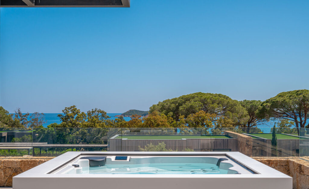 Jacuzzi face à la mer et aux pins