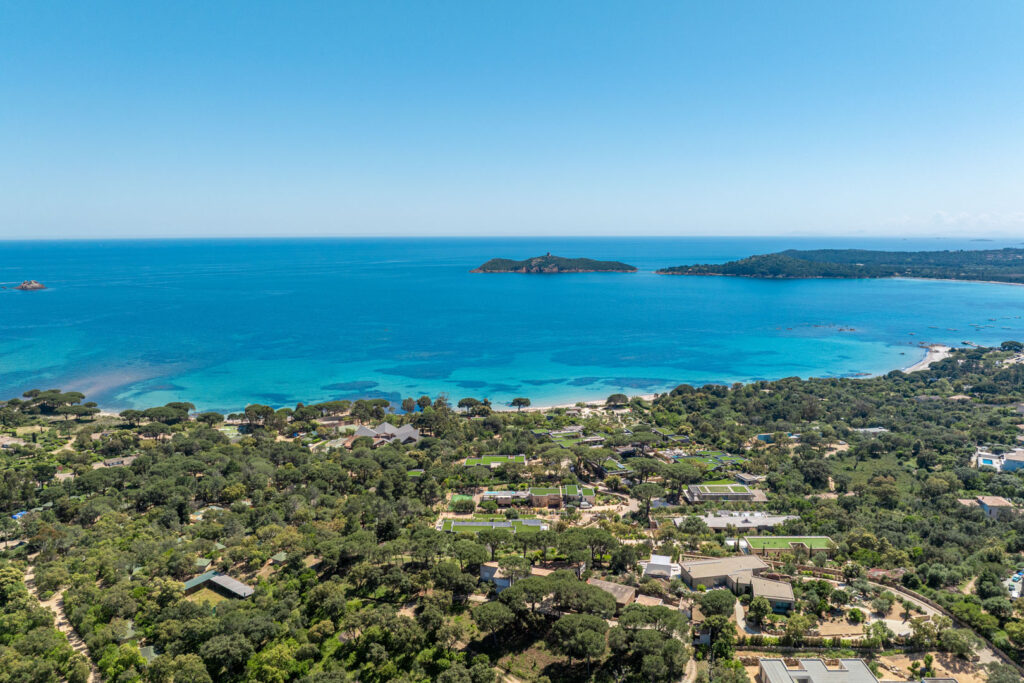 Vue aérienne du littoral et des îlots au large de la côte est de la Corse du Sud