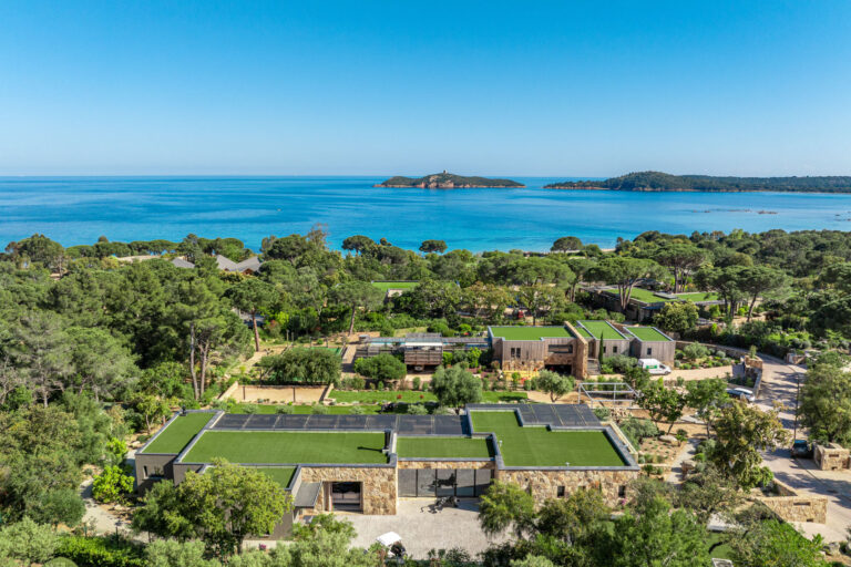 Vue aérienne de l'Hôtel Villa Padulaccia, entre maquis et mer