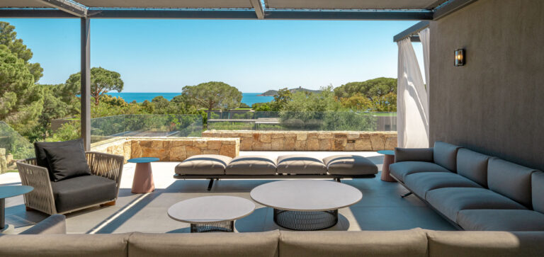 Salon ouvert sur la terrasse et la mer