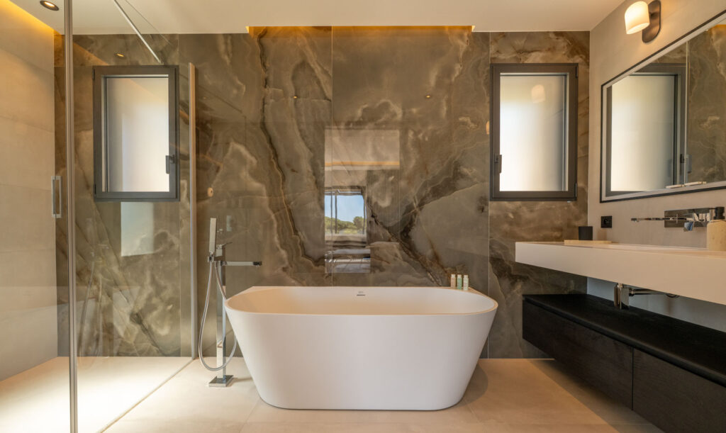 Salle de bain de la suite L'Amour avec baignoire îlot