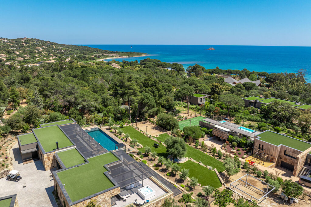 Vue aérienne des toits et de la piscine de l'Hôtel Villa Padulaccia