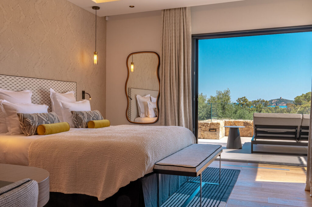 Suite Pays des Merveilles, lit king size et vue mer